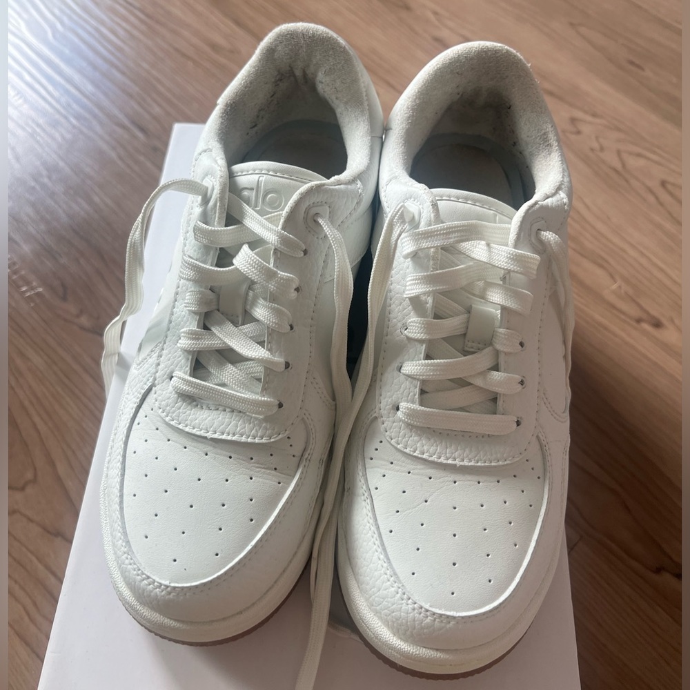 Alo Recovery Mode Sneaker - Natural
White/Gum- Size 6.5W. Worn couple of times